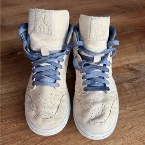 Womens Air Jordan 1 Mid SE Sneakers Cream Blue Sanddrif